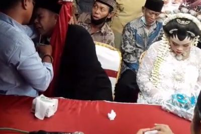 Viral Pengantin Pria Nangis di Depan Penghulu, Netizen Salfok ke Pengantin Wanitanya