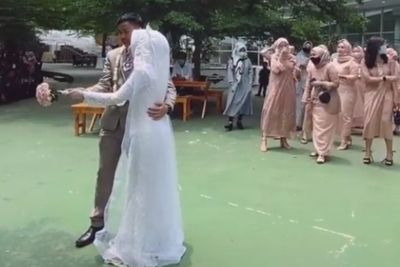 Viral Pasangan Pengantin Lempar Bunga ke Bridesmaid, Netizen Salfok ke Dua Cewek Santuy