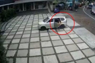 Detik-detik Mobil Mundur Sendiri dari Parkiran, Netizen Salfok ke Benda Mirip Bedong Bayi