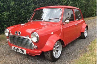 Mobil Mini Classic Bertenaga 340 HP Ini Ternyata Dibekali 2 Mesin Yamaha R1