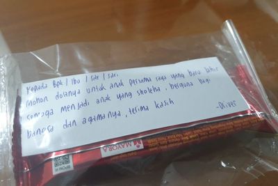 Momen Haru Driver Ojol Bagi-bagi Snack Gratis ke Customer, Minta Doa untuk Anak Pertamanya