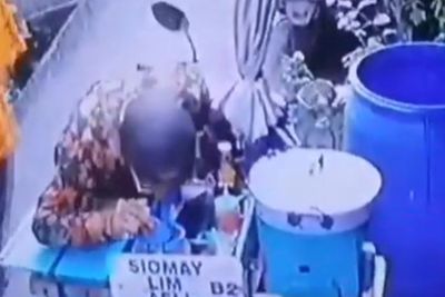 Viral Video Tukang Siomay Babi di Tangerang Ludahi Dagangannya, Untuk Penglaris?
