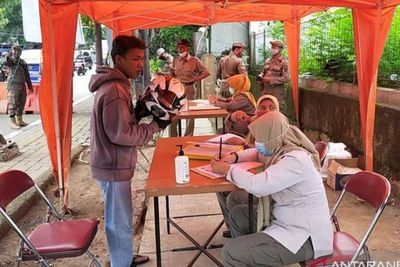 Polisi Sekat Perbatasan Timur Jakarta dengan Alat Tes Antigen