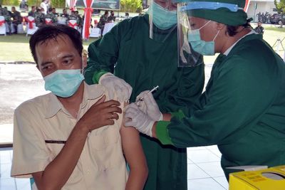 Vaksin Covid-19 Sinovac Belum Terbukti Efektif, Warga Tolak Vaksin Malah Didenda Rp5 Juta