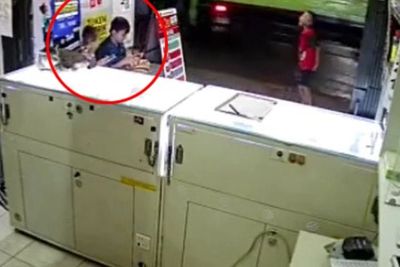 HP Bocah Ini Dijambret saat Asyik Main Game, Reaksi Santuy Temannya Bikin Heran