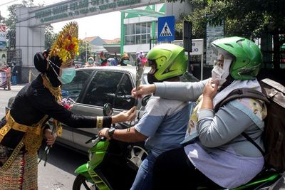 FOTO: Aksi Membagikan Bunga untuk Peringati Hari Ibu