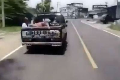 Duh! Pemotor Ini Malah Nyungsep saat Sibuk Ngerekam Mobil yang Ugal-ugalan di Jalan Raya