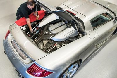 Mobil Porsche Carrera GT Ini Sudah Dibongkar 78 Kali oleh Teknisi untuk Latihan!