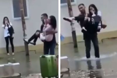 Ada Kalanya Banjir Membawa Berkah, Cowok Ini Bisa Gendong 2 Cewek Cantik