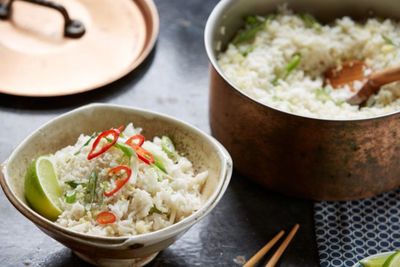 Selain Pakai Air, Ini Beberapa Hal yang Bisa Kamu Coba Untuk Memasak Nasi