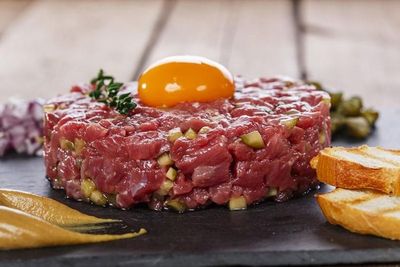 Yuk isi Liburan dengan Buat Steak Tartare Sapi Mentah di Rumah