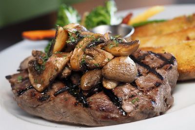 Perbedaan Daging Steak Tenderloin dan Sirloin
