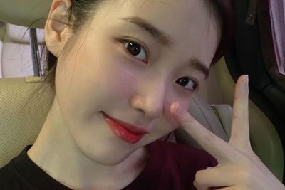 Salut! IU Rayakan Natal Tahun ini dengan Berdonasi Rp1,2 M Untuk Pelajar yang Membutuhkan