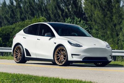 Seperti Ini Kerennya Tesla Model Y Ketika Hadir dengan Rim Berwarna Emas!