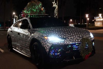 Pria Ini Bungkus Mobil Lamborghini Urus Miliknya dengan Kertas Kado!