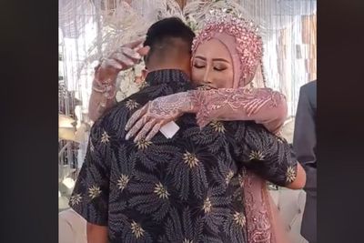 Viral Pengantin Wanita Nangis saat Mantan Hadir di Nikahan, Tangan Suaminya Jadi Sorotan