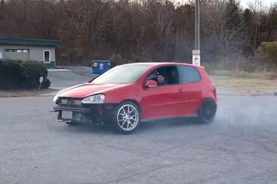 Ketika Mobil Volkswagen Golf GTI RWD Dibawa Melakukan Donuts!