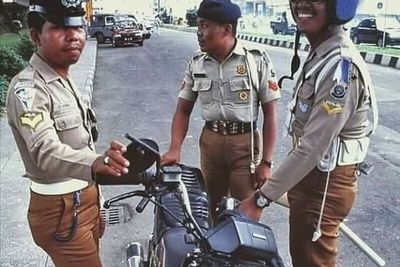 Potret Anggota Polisi di Tahun 1988, Celana Ketatnya Jadi Sorotan Netizen