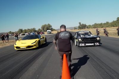 Melihat Drag Race Antara Mobil Mustang Hoonicorn dan Ferrari F8 Tributo