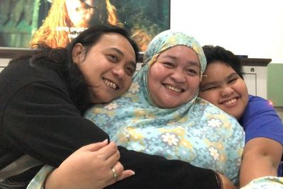 Melepas Rindu, Suami dan Anak Beri Pelukan Hangat ke Sinyorita Usai Sembuh dari Covid-19
