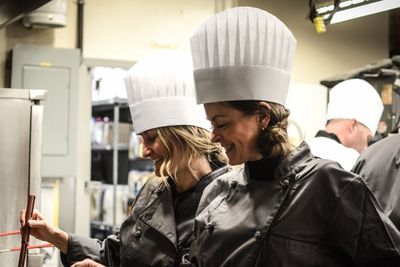 Sejarah Panjang Topi Putih Tinggi Para Chef