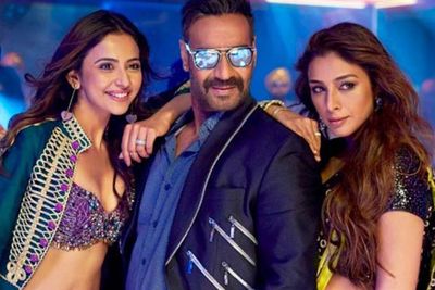 Sinospsi De De Pyaar De (2019) - Kisah Cinta Rumit Beda Usia
