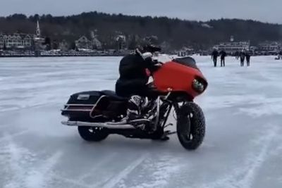 Melihat Aksi Drifting Motor Harley Davidson di Atas Sungai yang Membeku