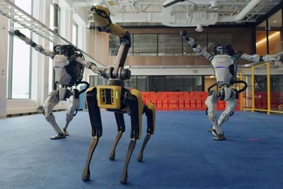 Ketika Robot-Robot Buatan Boston Dynamics Melompat Sambil Menari!