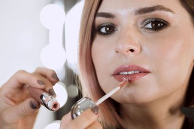 3 Rekomendasi Lip Gloss yang Membuat Bibir Montok