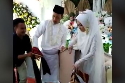 Viral Pengantin Terima Kado Pernikahan, saat Dibuka Isinya Bikin Pengantin Malu
