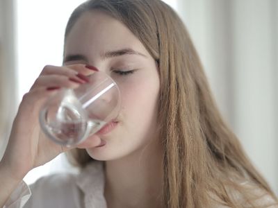 Ini 5 Alasan Kamu Harus Minum Air Hangat Sebelum Tidur