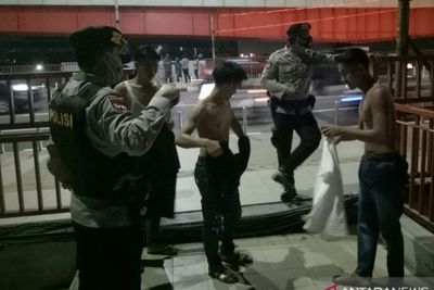 Polisi Bubarkan Warga yang Nekat Naik ke Jembatan Ampera demi Sambut Tahun Baru