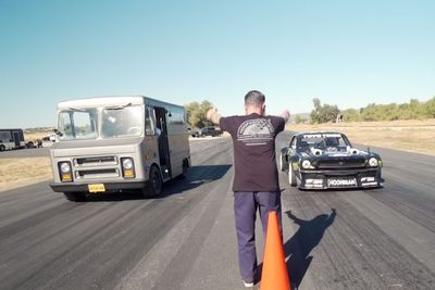 Ketika Ford Mustang 1.400HP Melawan Mobil Van 420HP di Pertandingan Drag Race