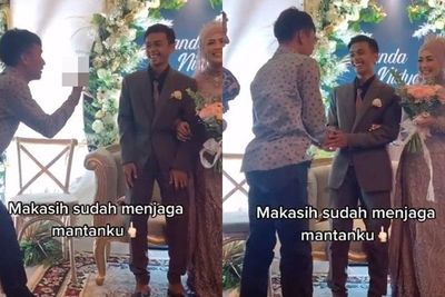 Aksi Tak Terduga Pria Datang ke Pernikahan Mantan, Acungkan Sesuatu ke Pengantin Pria