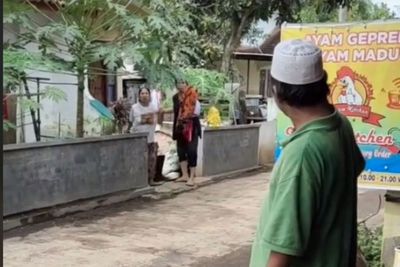 Viral Dua Wanita Ngamuk Lempar Batu ke Tetangganya, Ternyata Penyebabnya karena Ini