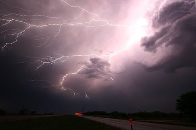 Dalam Dua Pekan Terakhir, Ada 19.223 Kali Sambaran Petir di Sumut, Warga Diminta Waspada