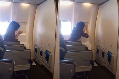 Salut! Meski Berada di Pesawat, Wanita ini Tetap Tunaikan Shalat dengan Tayamum