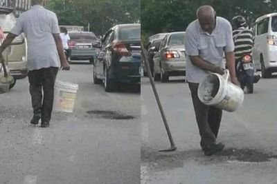 Viral, Pria Lansia Ini Menutupi Lubang dengan Pasir Sendirian saat Jalanan Ramai