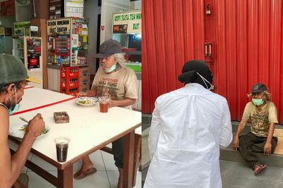 Viral Netizen Bongkar Sosok Gelandangan yang Ditemui Risma, Sebut Cuma Drama