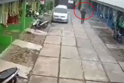 Panik Kepergok Warga, Maling Ini Malah Lari Tinggalkan Motornya