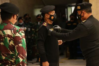 Jelang Pensiun, Jenderal Idham Terima 2 Penghargaan dari TNI