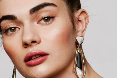 3 Rekomendasi Bedak Tabur Terbaik Buat Wajah Tampil Flawless