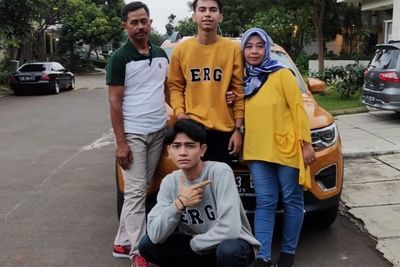 Foto di Depan Mobil Baru, Dimas Kembaran Raffi Ahmad Diminta Tetap Rendah Hati