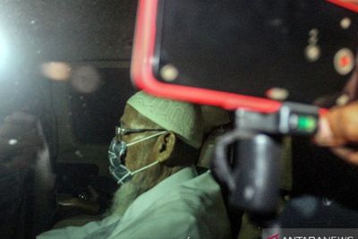 Abu Bakar Baasyir Dikawal Densus 88 dan BNPT Selama Perjalanan Pulang ke Sukoharjo