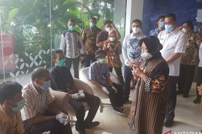 Mensos Risma Pekerjakan Pemulung dan Gelandangan, Digaji UMR: Saya Tidak Ingin Riya