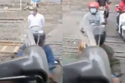 Pria Ini Kasih Pelajaran ke Pengendara Tak Sabaran di Rel Kereta Api, Netizen Takjub