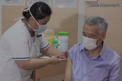PM Singapura Lee Terima Suntikan Pertama Vaksin Covid-19