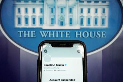 Dianggap Menghasut Kekerasan, Akun Twitter Donald Trump Diblokir Selamanya