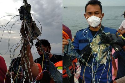 Puing-puing Pesawat dan Serpihan Pakaian Ditemukan Petugas, Diduga dari Sriwijaya Air