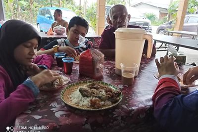 Malu! Keluarga Ini Lahap Makan di Tempat Dikira Rumah Makan, Rupanya Rumah Orang